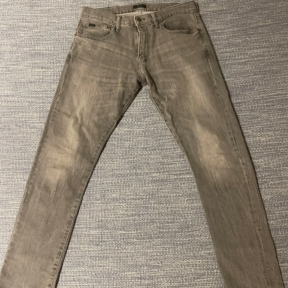 Säljer mina Ralph Lauren jeans för att det är förstora. Legat i garderoben länge nu och är helt oanvända. Nypris 1600kr. Jeans & Byxor.