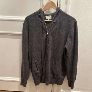 Soft goat tröja  - Säljer även denna soft goat tröja. Mycket bra skick och stilren. Kashmir som är superskönt. Skriv för fler bilder.