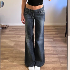 Lågmidjade jeans - Så snygga låga mörkblå bootcut jeans! Från esprit i storlek 29/32. Midjemåttet är ca 86cm runt om. Innerbenslängd: 77cm. Jag är 169cm och brukar ha storlek 36 för referens. Skriv vid fler funderingar och tveka inte på att använd köp nu!😍