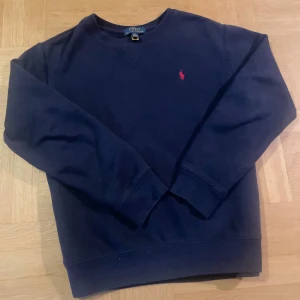 Mörkblå sweatshirt från Polo Ralph Lauren - Säljer en snygg mörkblå sweatshirt från Polo Ralph Lauren.  Perfekt för både vardag och chill. Tröjan är i utmärkt skick och passar till alla tillfällen. Skön och stilren, ett måste i garderoben! Tvättar tröjan innna jag skickar och skickar den samma dag eller dagen efter 🚚⭐️