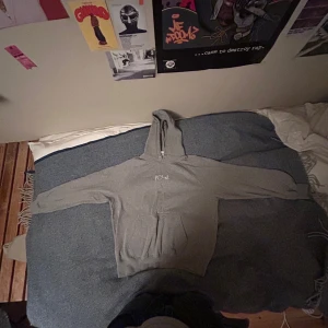 Grå hoodie från Polar Skate Co. - Säljer en grå hoodie från Polar Skate Co. i storlek medium. Säljer för jag växt ur den. Nypris ör 1000