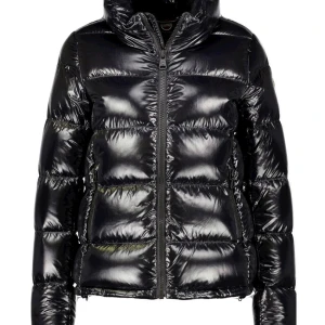 COLMAR JACKA  - Säljer min snygga colmarjacka! Är en väldigt andvändbar och snygg jacka. Har inga defekter och säljer denna jackan för den är på gränsen till för liten NYPRIS 4999 kr 