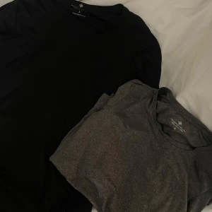 Svart och grå tränings tröjor från stadium outlet  - Två sköna träningtröjor i svart och grått. Perfekta för träning eller vardagsbruk. De är kortärmade och gjorda i ett bekvämt material