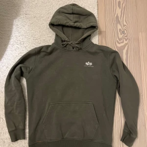 Olivgrön hoodie från Alpha Industries - En snygg olivgrön hoodie från Alpha Industries i strl S.