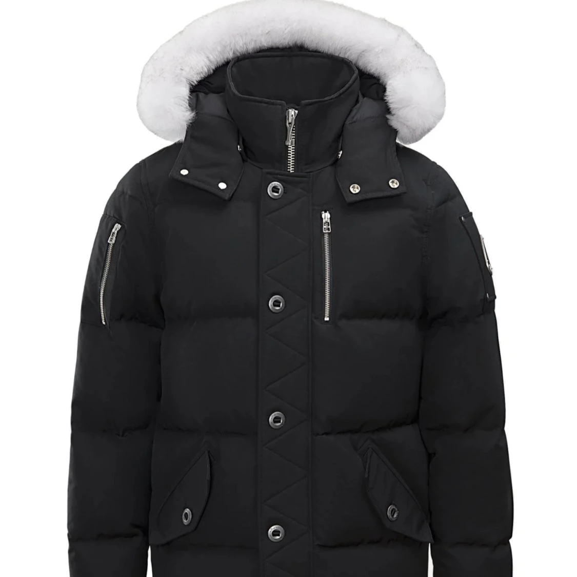 Svart dunjacka med pälsdetaljer