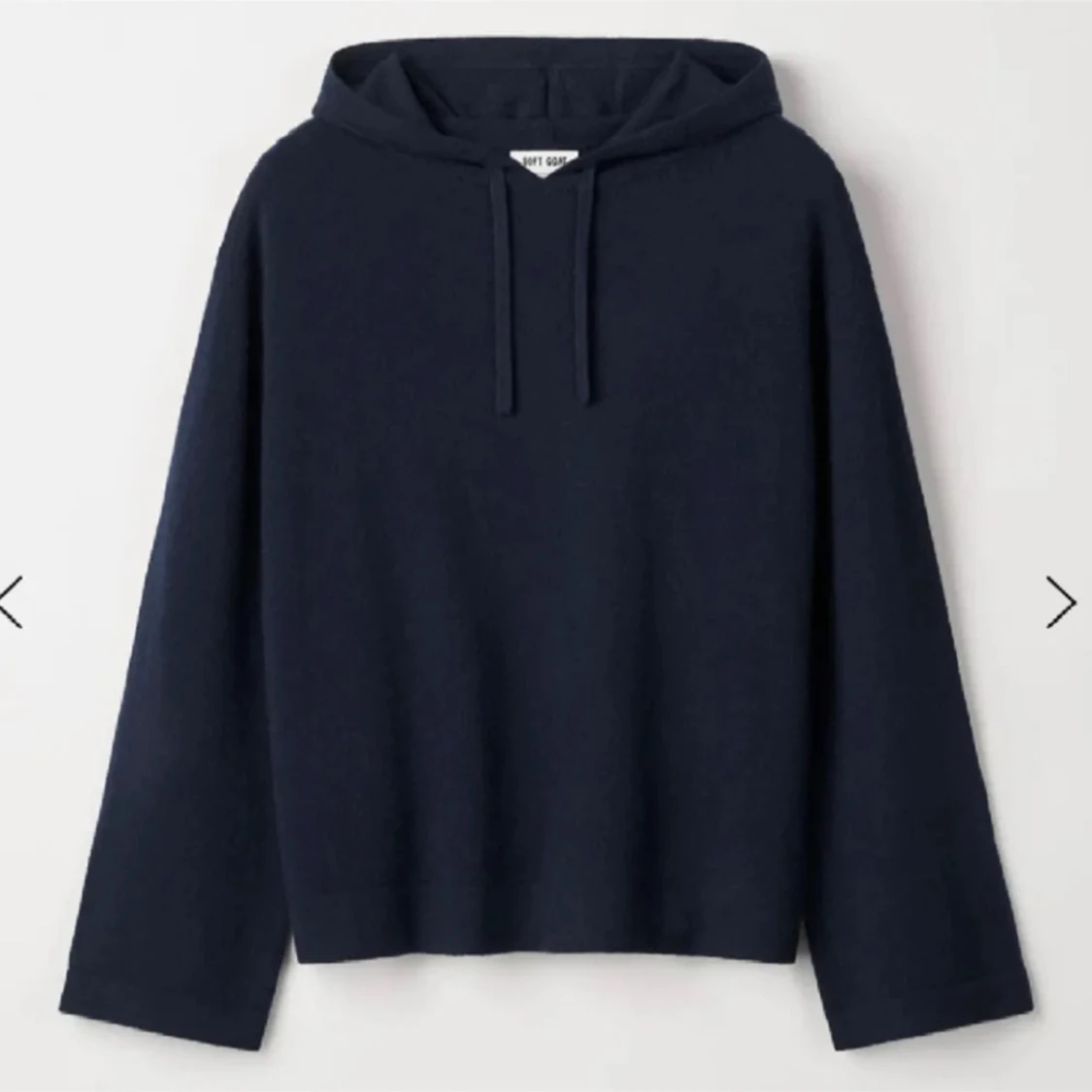 Mörkblå hoodie från Soft goat