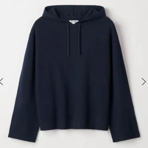 Mörkblå hoodie från Soft goat - Säljer en supermjuk och bekväm mörkblå hoodie från soft goat🥰Inga defekter, finns ej att köpa längre men köpt för 3395:-
