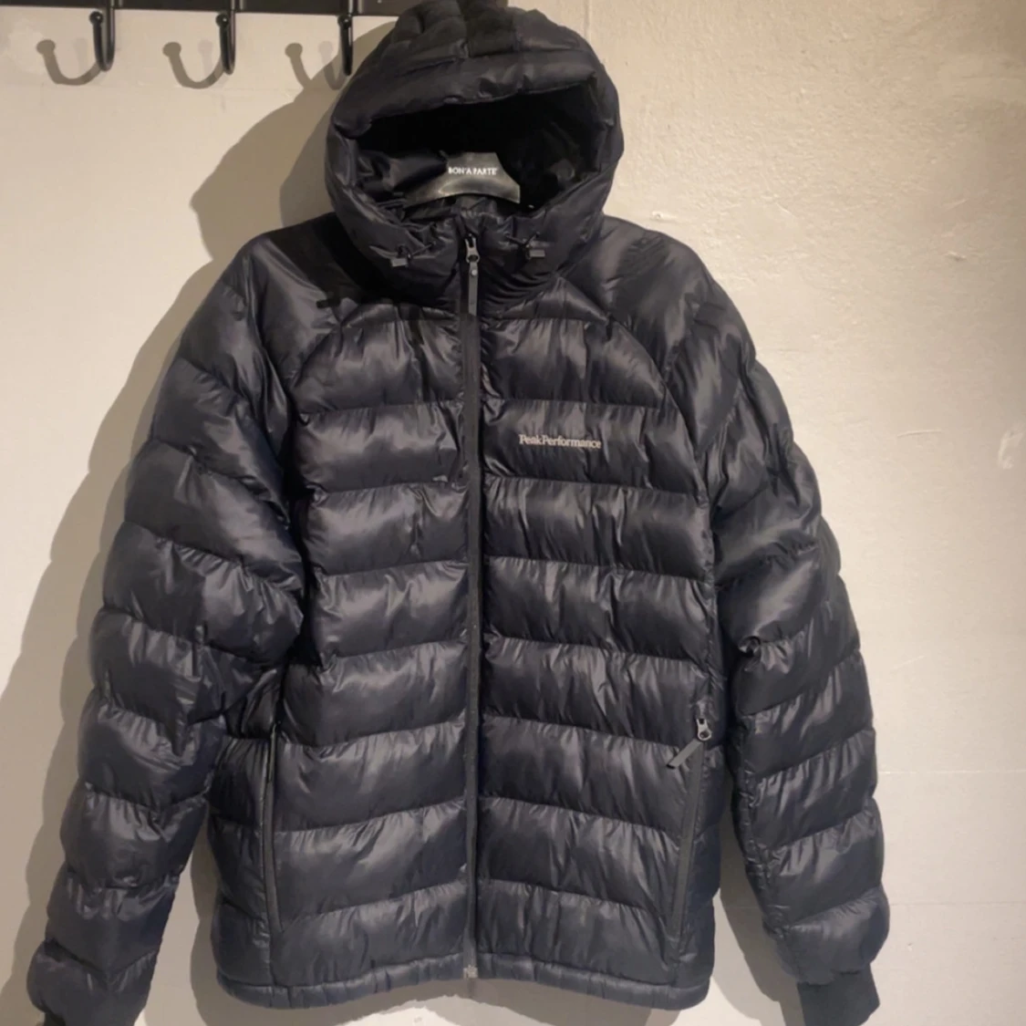 Svart dunjacka från Peak Performance
