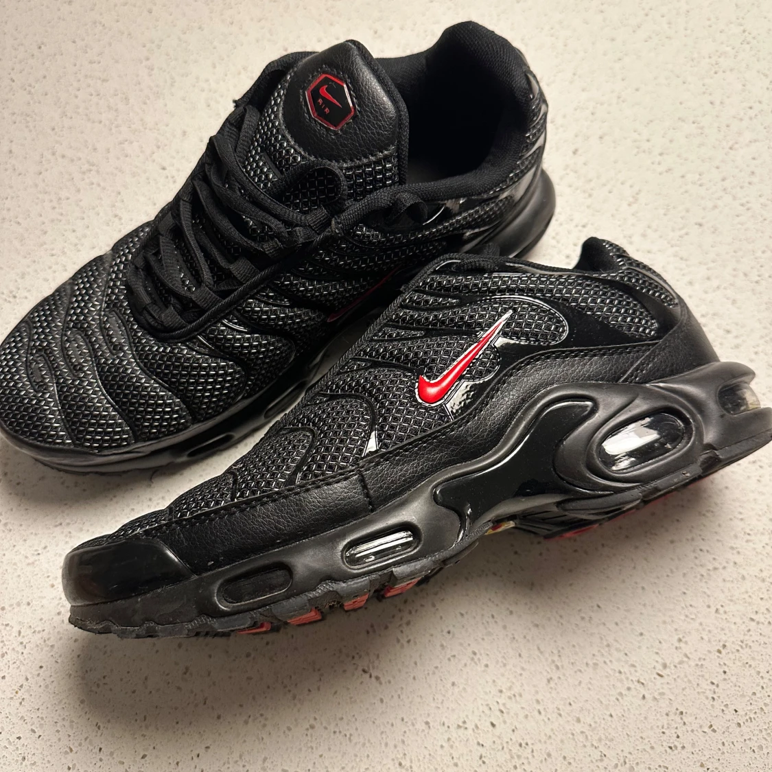 Nike Air Max Plus i svart och röd