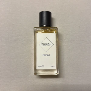 Zoniou Parfym inspererad av Gucci Rush 40ml - Säljer en elegant parfym från Zoniou Perfekt för den som gillar en klassisk och tidlös doft. Den är super stark och håller i flera dagar. Köpte den i Grekland och den är underbar! Säljer pga av att jag har för många flaskor🥰