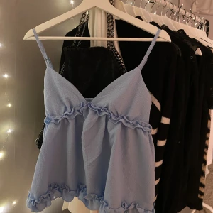 Ljusblå volangtopp - Jättefint linne i storlek S. Aldrig använd, endast testad.  Säljer då den inte kommer till användning. Nypris 199kr🤍