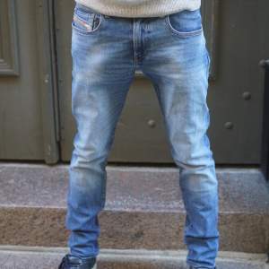 Ett par raka blåa Diesel jeans med skön passform. Modellen är 185cm, kan även passa lite längre.  Passform: Straight Material: 99% Bomull, 1% Elastan Storlek: 30/32 Färg: Blå Skick: Väldigt bra