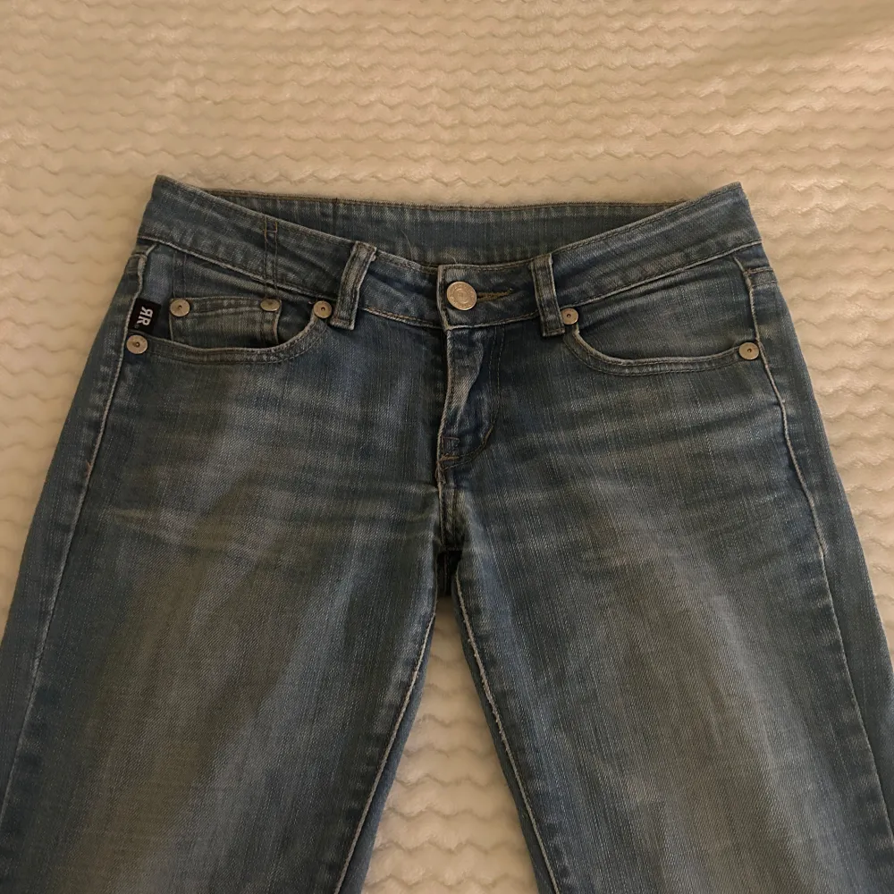 Säljer då dem tyvärr var för korta för mig💕. Jeansen har en låg midja och Bootcut fit. Rakt av midjemått: ca 38cm. Innebenslängd: ca 72cm. Jeans & Byxor.