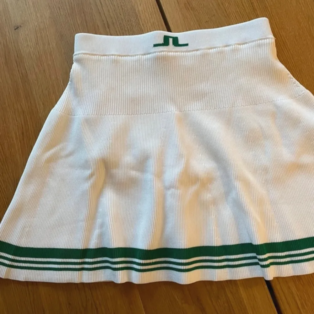 Ny, aldrig använd Lindeberg golf/tennis-kjol storlek S med undershorts. Nypris 1728 kr.  Passar både XS/mindre S. Jag tycker den är lite lång på mig som är 165 cm men det är smaksak hur man vill den ska sitta.  Lyxigt ribbat material, stretchig i midjan och bekväm passform.. Kjolar.