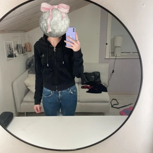 Svart hoodie från Juicy Couture - Säljer en svart hoodie från Juicy Couture i mjuk sammet. På baksidan finns det glittriga Juicy-loggan. Perfekt för en riktigt snygg outfit eller en avslappnande outfit. Helt oanvänd. 🖤