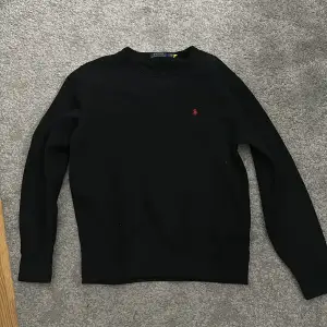 Säljer en klassisk crew neck från ralph lauren, storleken är M på tröjan, den är i väldigt bra skick, pris är diskuterbart vid snabbaffär och om du undrar något är det bara att skriva