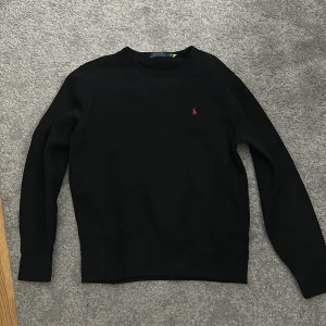 Svart tröja från Polo Ralph Lauren - Säljer en klassisk crew neck från ralph lauren, storleken är M på tröjan, den är i väldigt bra skick, pris är diskuterbart vid snabbaffär och om du undrar något är det bara att skriva