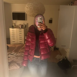 Superdry Jacka  - Kollar intresset på min slutsålda röda superdry jacka. Är inte helt säker på om jag vill sälja. Den är i storlek 38 och köpte förra vintern men har inte använt jätte mycket, kontakta mig om du är intresserad❤️pris kan diskuteras men döljer helst inte under 1000kr
