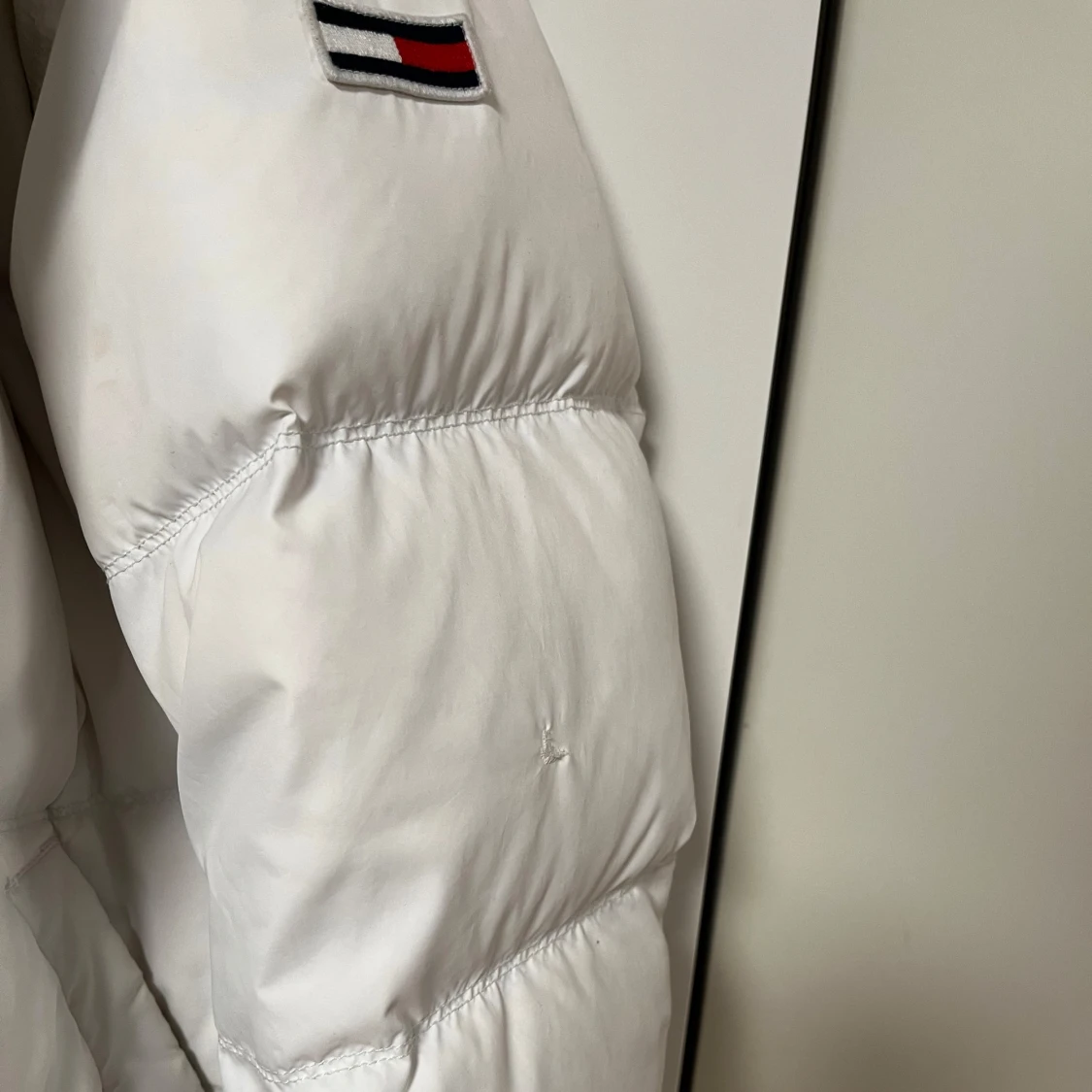 Vit pufferjacka från Tommy Hilfiger - 91