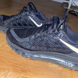 Säljer ett par svarta Nike Air Max sneakers i bra skick. De har en snygg och sportig design med synlig Air Max-dämpning i sulan för extra komfort. Skorna har snörning och en diskret Nike-logga på sidan. Perfekta för både vardag och träning!