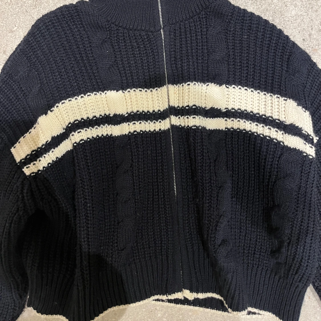 Marinblå stickad kofta med dragkedja - 92