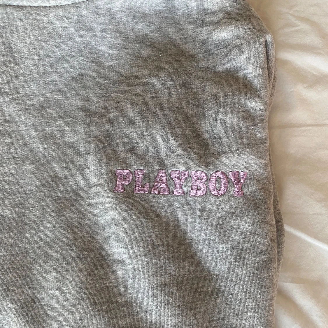 Grå hoodie med Playboy-tryck - 92