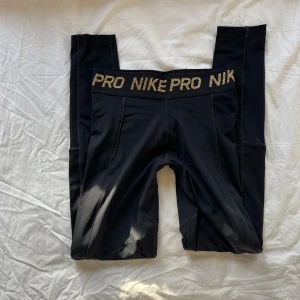 Svarta Nike Pro leggings - Nike Pro leggings i mycket bra skick. Bekväma och stilrena!