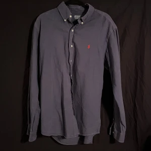 Ralph Lauren Skjorta - Blå Ralph Lauren Skjorta i bra skick! Storlek L true to size! Hör av er vid funderingar eller om ni vill diskutera priset!