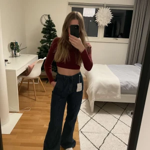 Blå jeansbyxor - Säljer ett par snygga blå jeansbyxor helt oanvända. De är högmidjade och har liten bootcut. De är lite för långa på mig som är 162. Men riktigt snygga!! 