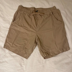 Beigea jorts - Säljer ett par bekväma beige shorts i bomull med resårmidja och snörning. De har två sidofickor och en bakficka. Fint skick