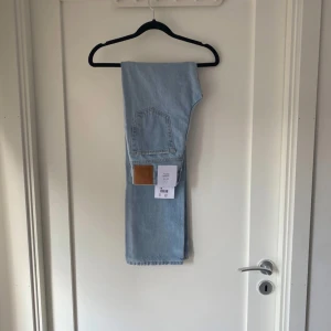 Low waist jeans ljusblåa, strl 24/32 - Helt nya, nypris 599kr Low waist Strl 24/32