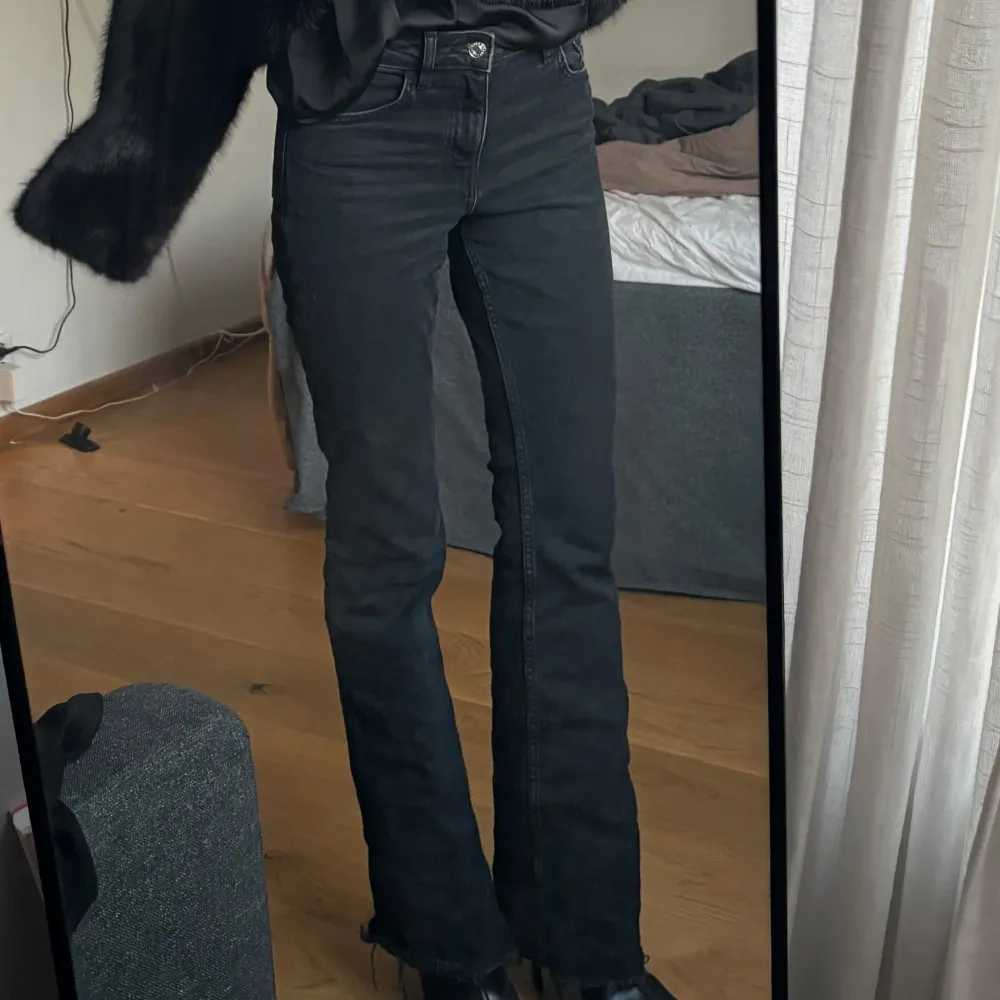 Säljer ett par snygga svarta bootcut jeans i mycket bra skick. De är medelhög midja!🖤. Jeans & Byxor.