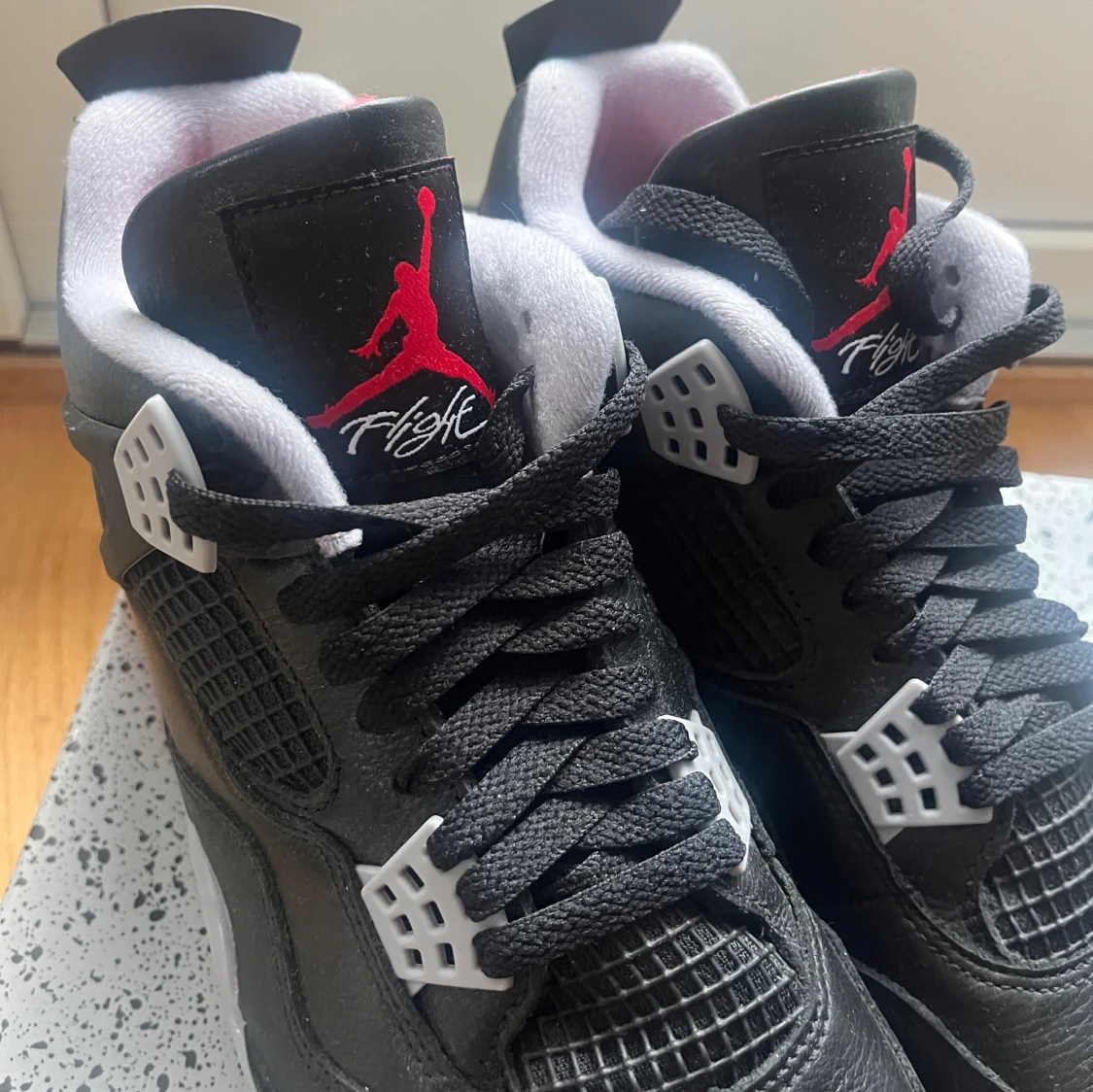 Nike Air Jordans i svart och röd - 93