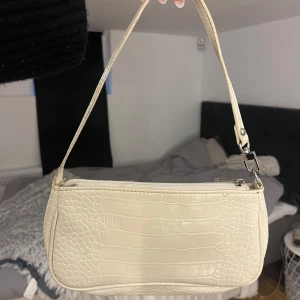 Vit handväska  - En vit handväska💞