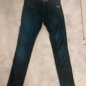 ambass mörkblåa replay jeans w31  - riktigt feta ambass replay jeans i mörkt blå i mycket bra skick. storlek är 31 och jag säljer därför storleken är gnutta för liten för mig. Hör av er om ni har några frågor!☺️