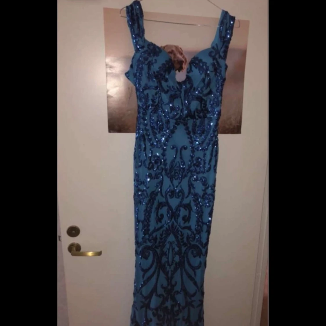 Blå glittrig långklänning