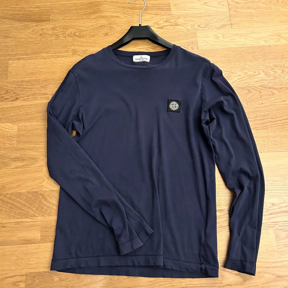 Mörkblå långärmad tröja från Stone Island