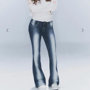 Helt nya bootcut jeans från Cheap Monday - Supersnygga blåa bootcut jeans från Cheap Monday (Weekday)! Helt nya med lappen kvar💕 Köpta på Plick för 700kr. Nästan helt slutsålda på hemsidan! Skriv om du är intresserad eller har några frågor☺️