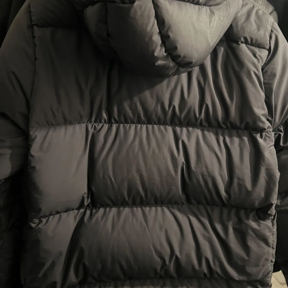 Säljer nu min peak performance jacka som jag köpte förra vintern! Använd på ett bra sätt inga märken eller liknande! Den är i storlek S skulle säga att den passar en M också nypris 4300kr! . Takit.