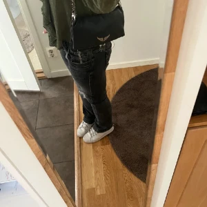 Zadig Voltaire väska - Zadig Voltaire väska. Säljer för 1000 kr, eftersom att jag vill bli av med den. Inga skador på väskan utöver lite rost , äkthetsbevis finns. Det är bara att skriva om ni undrar något.💗