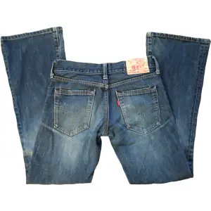 Supersnygga blåa utsvängda jeans från Levi’s! Midjemått 73cm Grenhöjd 18cm Innerbenslängd 74cm Benslut (rakt över) 23,5cm