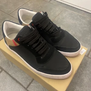 Svarta sneakers från Burberry - Säljer dessa schyssta stil rena burberry skor bra skick på dom bara höra av sig 