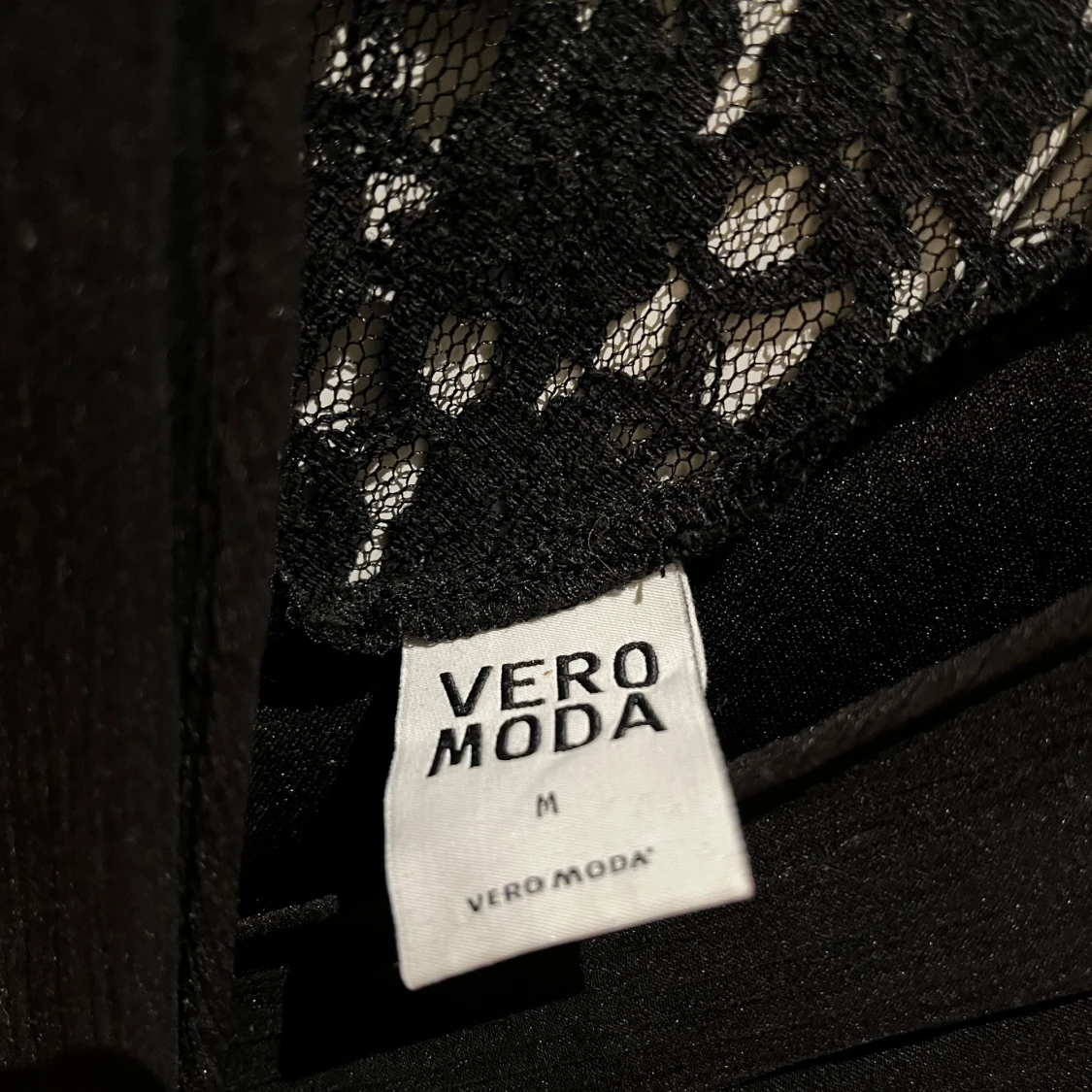 Svart klänning med spetsdetaljer - 93