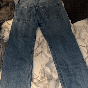 Levis jeans  - Säljer ett par klassiska blå jeansbyxor i bra skick. De har en straight passform och är perfekta för vardagsbruk. Byxorna har en traditionell femficksdesign och stängs med dragkedja och knapp. Perfekta för både höst och vår! Storlek 28/30