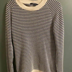 Mönstrad tröja från Gant - Säljer en snygg mönstrad tröja från Gant i storlek S. Tröjan har ett coolt prickigt mönster i blått och beige.