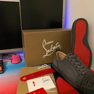 Hej jag säljer nu ett par grå sneakers i mocka från Christian Louboutin. Skorna har en cool design med svarta nitar på tån och klassisk röd sula. De är i nytt skick och kommer med originalförpackning och tillbehör. Nypris ca 9000kr. Bara höra av dig om du har några frågor!