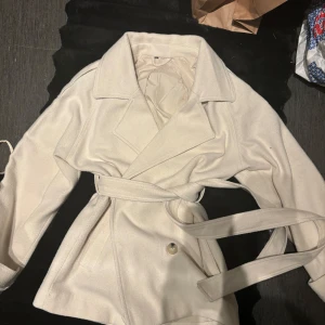 Kappa - Kappa/trenchcoat. Från HM använd 1 gång så nyskick. Storlek xs men passar mer s-m