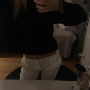 Vita byxor från Bik Bok - Säljer ett par snygga vita byxor från Bik Bok, aldrig använda. (Ordinarie pris 500kr) 