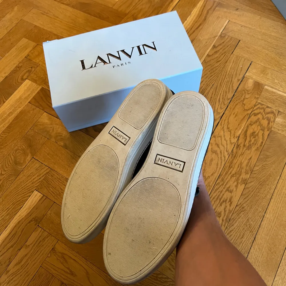 Lanvin sneakers i nyskick uk 8. Skorna har en snygg texturerad yta med snörning och en vit sula som ger en cool kontrast. Perfekta för både vardag och fest! 🖤. Skor.