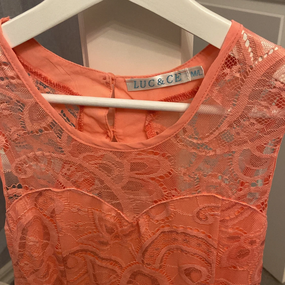 Persikofärgad spetsklänning från Luc & Ce - 91